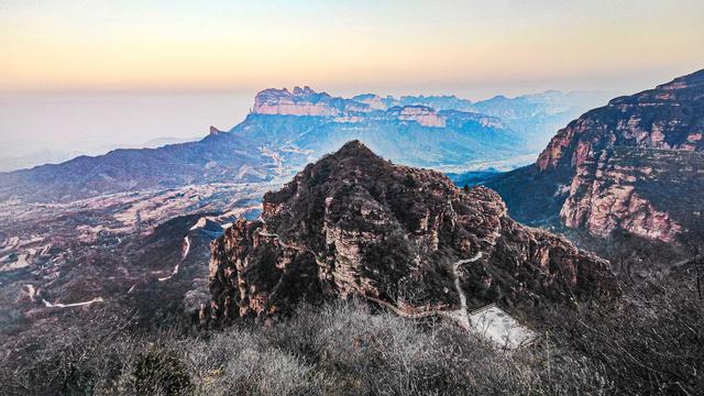 游东太行，望群山 ，感悟‘云海翻腾走龙蛇，绝壁生辉见奇峰’