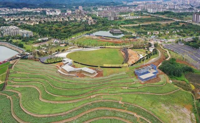 本周末“热浪”开唱 2025峨眉山热浪飞行音乐节场地搭建进入冲刺阶段