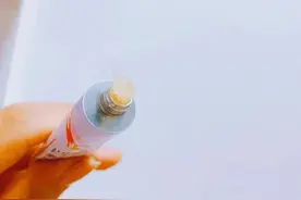 3块钱一支的红霉素软膏，可以治疗多少种病？这4个作用很突出图片