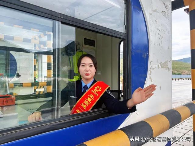 临夏分公司夏河收费站：护航草原旅游季，情暖高速“呀咕嘟”