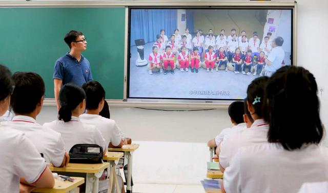 东城区中小学“AI通识第一讲”开讲