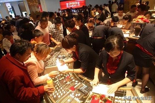 你敢上车吗？黄金暴涨60%！年内50次新高，2026牛市还能疯多久？