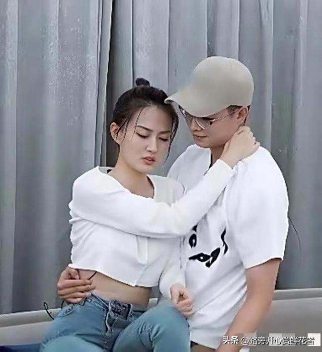 徐璐估计头都大了，这是抱还是不抱好，看着一脸的不情愿