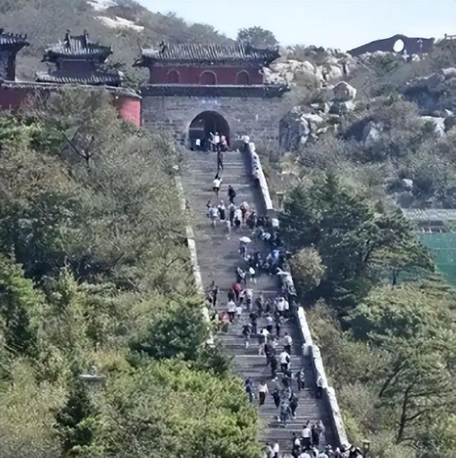 泰山失联20天小伙半月前找到！遗体藏200米悬崖缝，最后画面曝光