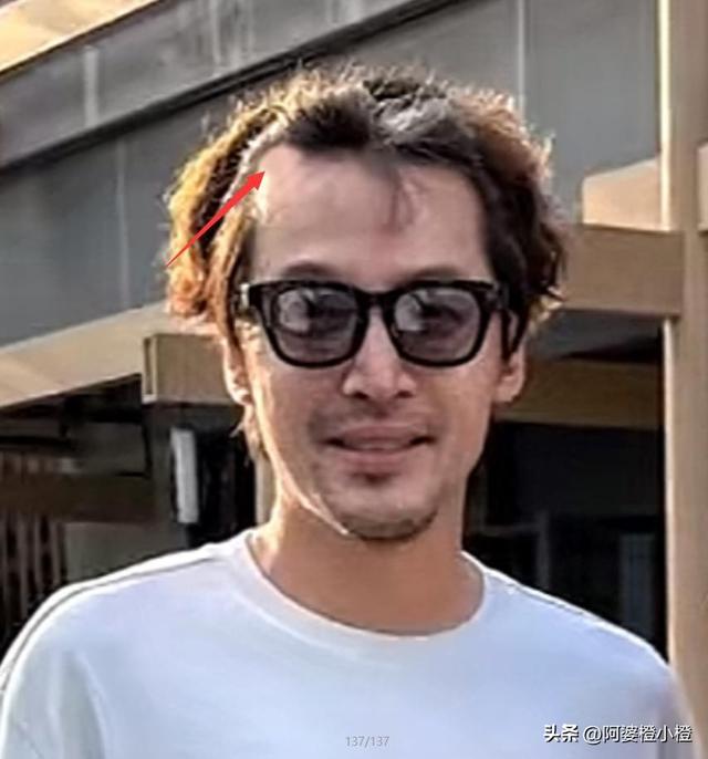 胡歌上海买房被偶遇，头顶秃了一大片，老婆黄曦宁陪同	，长相普通