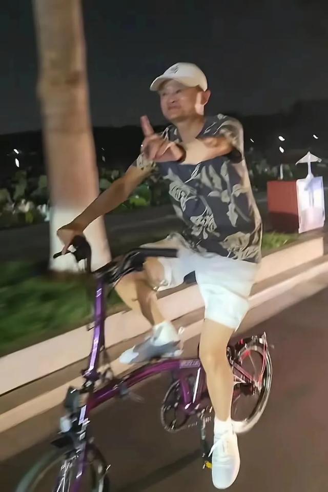 马云骑车夜游西湖遇粉丝，美女激动搭讪，马云说很凉快 单车很昂贵