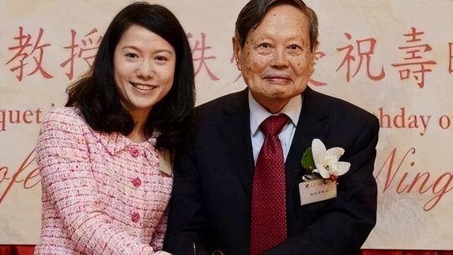 2021年，99岁杨振宁与72岁岳母罕见出镜	，头发黑了，翁帆有些发福