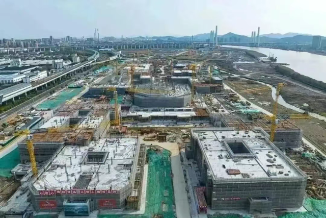 比曹德旺还狠！豪捐300亿建大学，这个中国芯片首富什么来头？