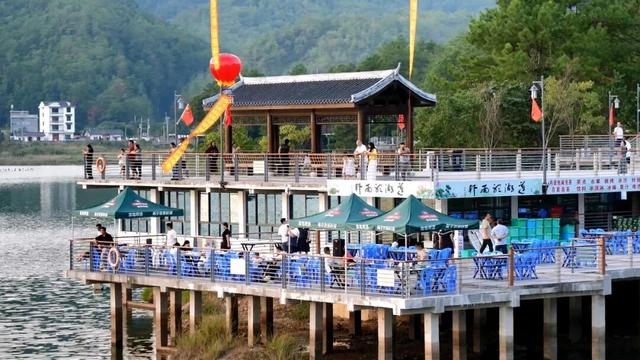 长汀莲花湖植物园国庆迎客 房车露营地成休闲新体验