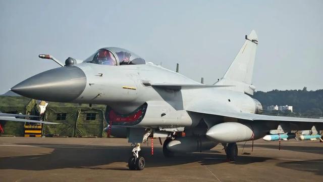 歼-10C 碾压苏-35！金头盔比武三连冠封神，灵活刺客专治重型机！