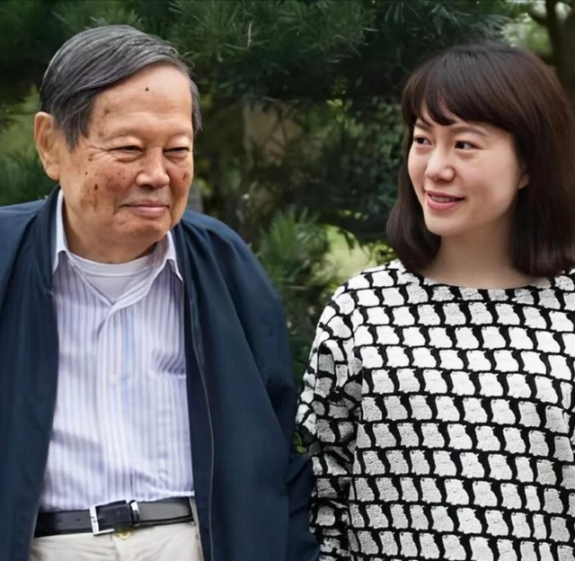 杨振宁离世仅半月，翁帆近况曝光，入职清华没编制，明年剑桥留学