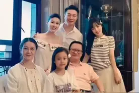 李小璐3岁出道，17岁成为最年轻的金马影后，离婚5年与小鲜肉同框图片