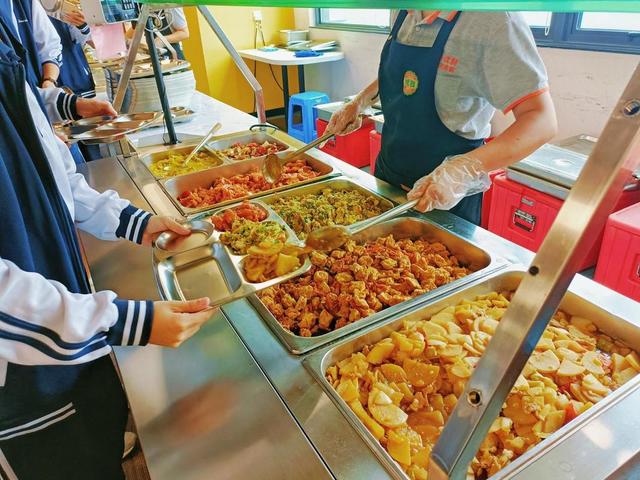 北京下了硬命令	，2027年底前，所有中小学必须告别“校外供餐”