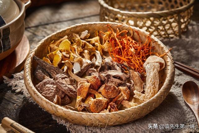 “白天立冬，秋衣过冬；晚上立冬，冻死老牛	”	，今年冬天冷不冷？