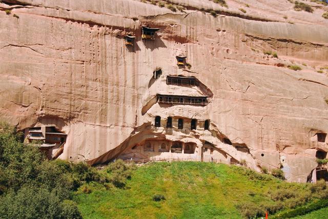 张掖马蹄寺石窟群，开凿于十六国北凉时期，是祁连山下的佛国秘境