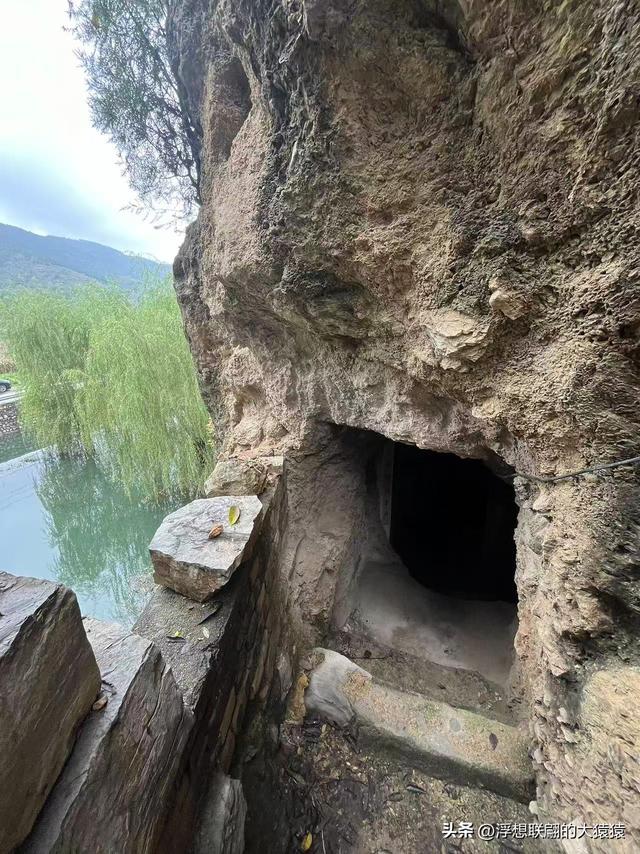 淄川有座小山西边的“山西村”，村里有座借助洞窟修建的“洞庙”