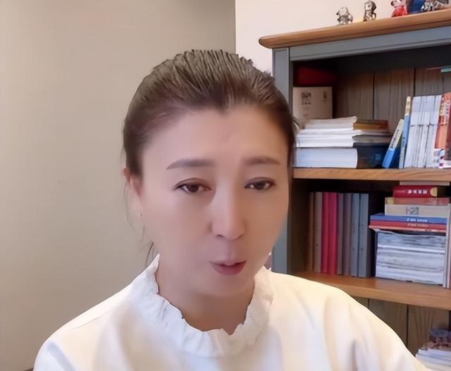 闫学晶事件再升级！官媒下场发文锐评	，言辞犀利，句句直戳她心窝