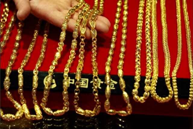 金价暴跌！黄金大降价30%？中国黄金最新价格。