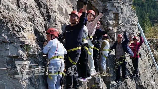 红叶季，在枣庄抱犊崮崖壁上拍到我的人生照片！