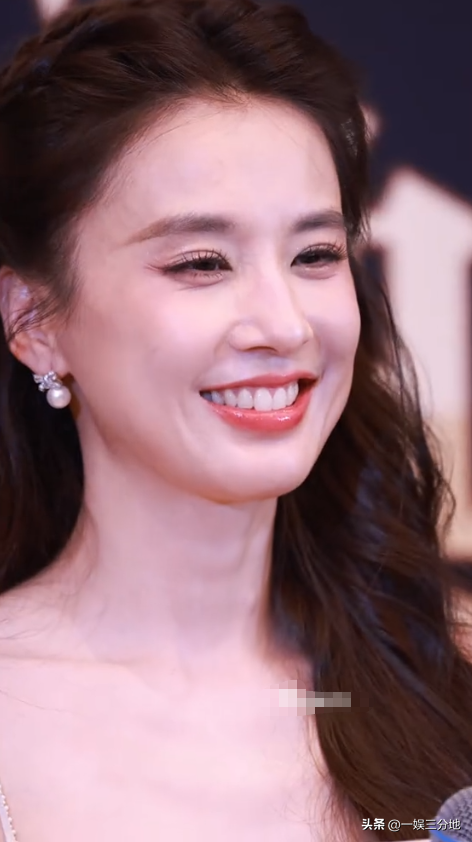 北京红毯，摔跤、独眼龙造型	、礼服搭棉鞋，走秀反成大型灾难现场