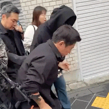 背靠大佬，嫁法国老头，瘫痪潦倒，李宇春身上的标签哪个才是真的
