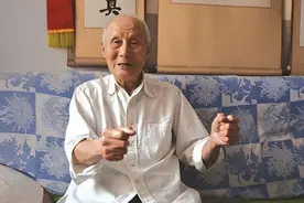 农村大爷给领导倒茶，被识破身份请进中南海，他曾参加过开国大典图片