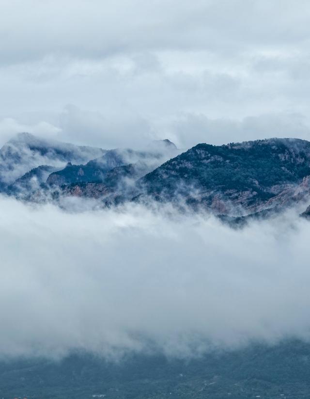 云雾中的泰岳：山与城的对话