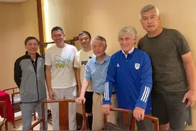 80岁米卢和金志扬、江津、邵佳一、杨晨合影！01十强赛是国足巅峰图片