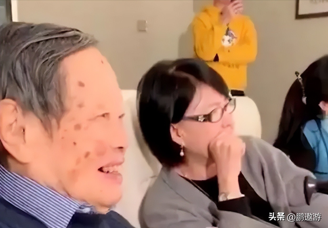 杨振宁因病逝世！刚过完103岁生日，最后一次亮相是为妻子庆生