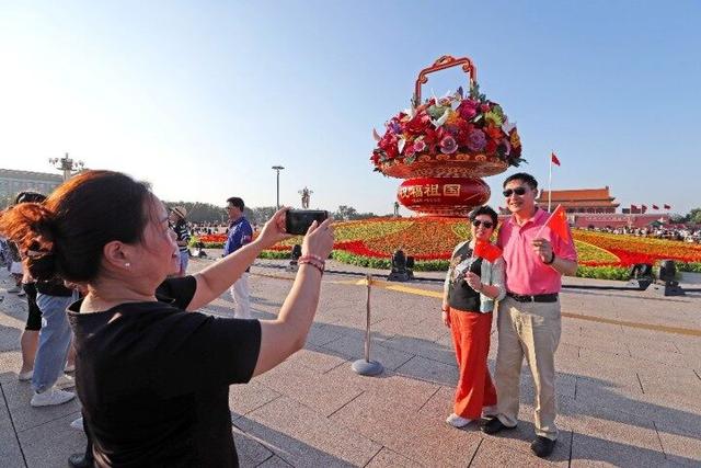 “祝福祖国”花篮亮相天安门广场吸引游客争相打卡