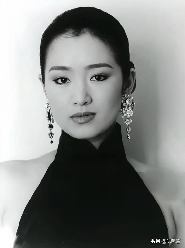 分手30年，被法国老公7字评价的巩俐，活成张艺谋高攀不起的存在