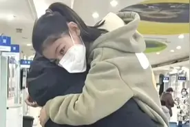 1米68的小学生女儿发烧了，还让爸爸抱着，评论区笑死我了！图片