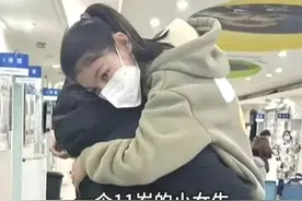 1米68的小学生女儿发烧了，还让爸爸抱着，评论区笑死我了！图片