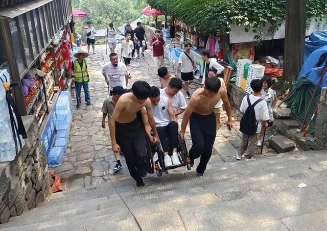 花1000游泰山、不住酒店搭帐篷！今年国庆的几个反常，与往年不同