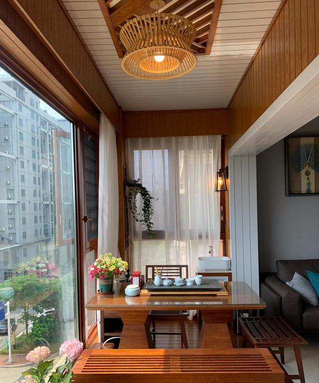 广东一阿姨因把阳台改成茶室走红，那叫一个漂亮，进门就被治愈了