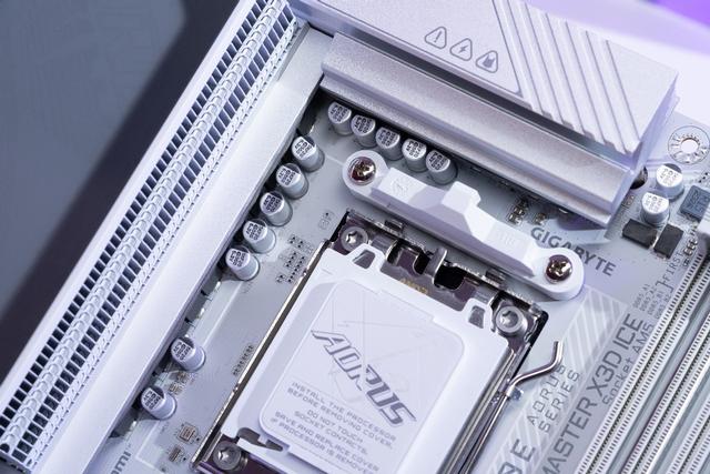 X3D处理器“最佳搭档” 技嘉X870E AORUS MASTER X3D ICE超级冰雕评测