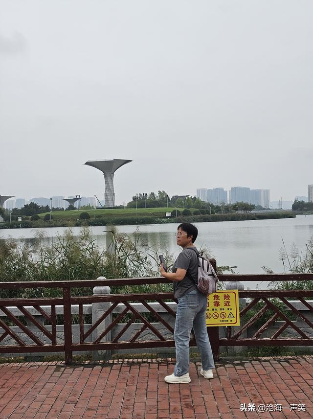 梅湖公园魅力，幽静的湖水，蜿蜒的小路，悠闲的人群，静静的河面