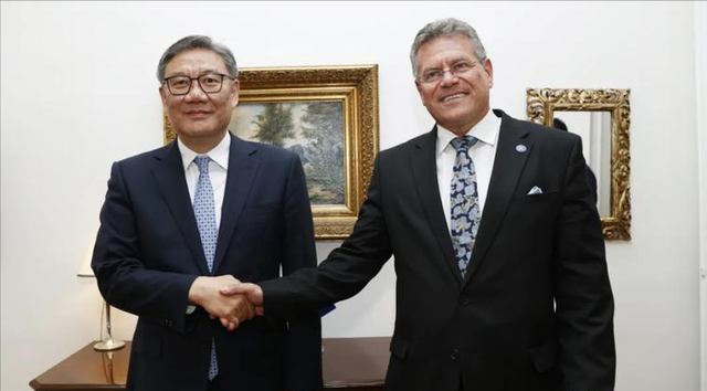 欧盟果然扛不住了，一个电话打到北京，让中国给欧洲27国一个面子