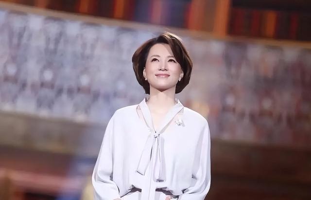 央视一姐，十年春晚主持，一张执行令，扯下52岁董卿消失的遮羞布