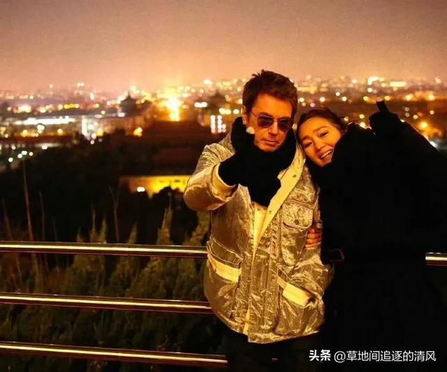 59岁的巩俐和77岁丈夫北京街头游客照	，幸福又温馨的样子！ ​​​