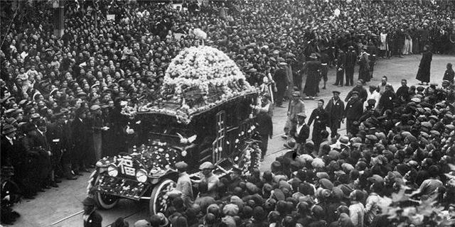 临死前袁世凯把儿子叫到床前：你不要送葬，开枪打死穿红衣服的人