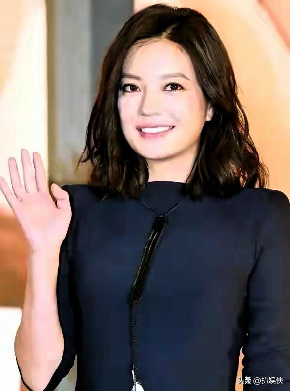 被封4年	，赵薇做梦也没想到，如今56岁哥哥竟成了自己的“撑腰	”