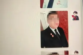 一男子冒充公职人员与多人恋爱，陷入“角色”无法自拔，现已被依法刑拘图片