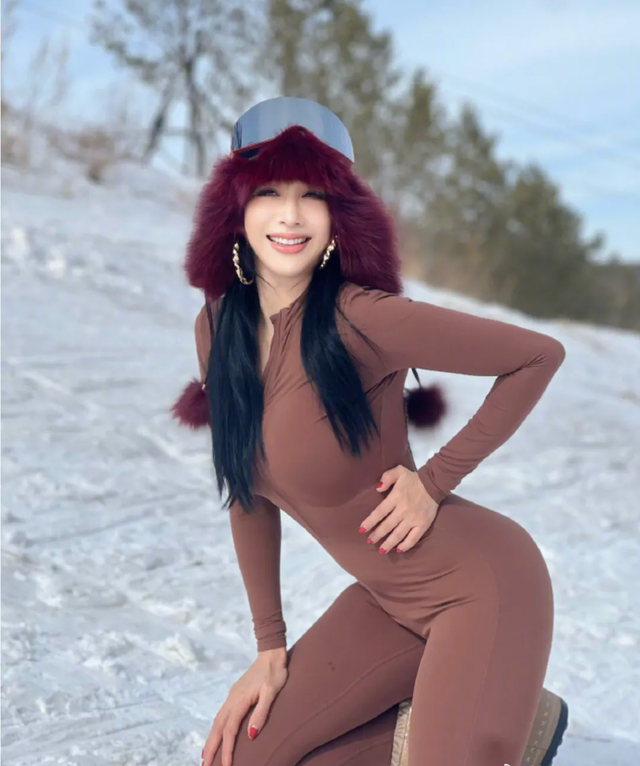 钟丽缇女儿才15岁就美成这样，本人比网上还好看，脸超级小又精致