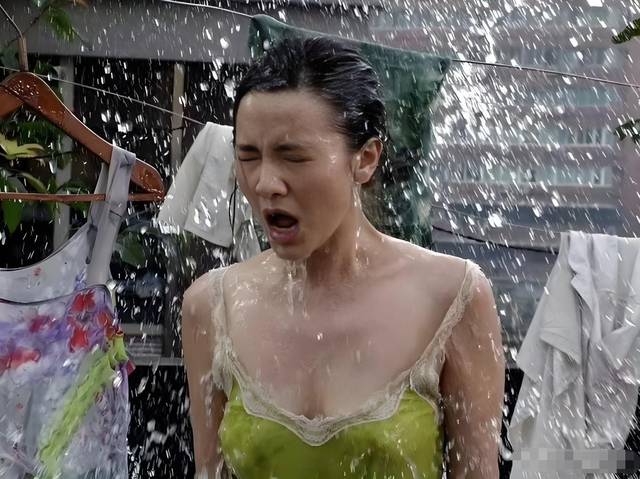 她被骂“陪睡上位”，后被封为“性感欲女”，得奖后当众怒怼海清