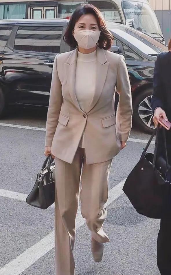 韩国总统夫人真不是一般人！端庄优雅气质超群，打破历史记录了