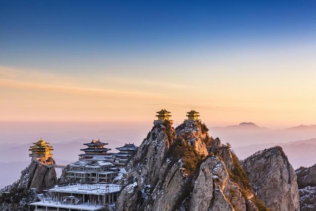 此生必爬的十大名山：从人间仙境到极限挑战，你敢来征服吗？