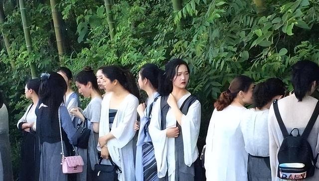 横店20万群演现状：美女泛滥成灾，光棍懒汉遍地，他们该何去何从
