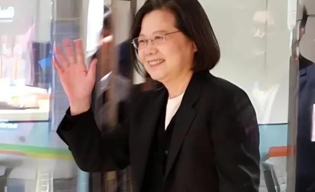 事态严重了，日本连开3枪，蔡英文已离岛，解放军通牒发往东京