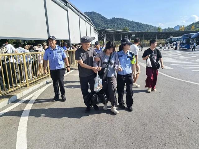 阳光下的守护 | 黄果树旅游警察：你的求助，我们都放在心上